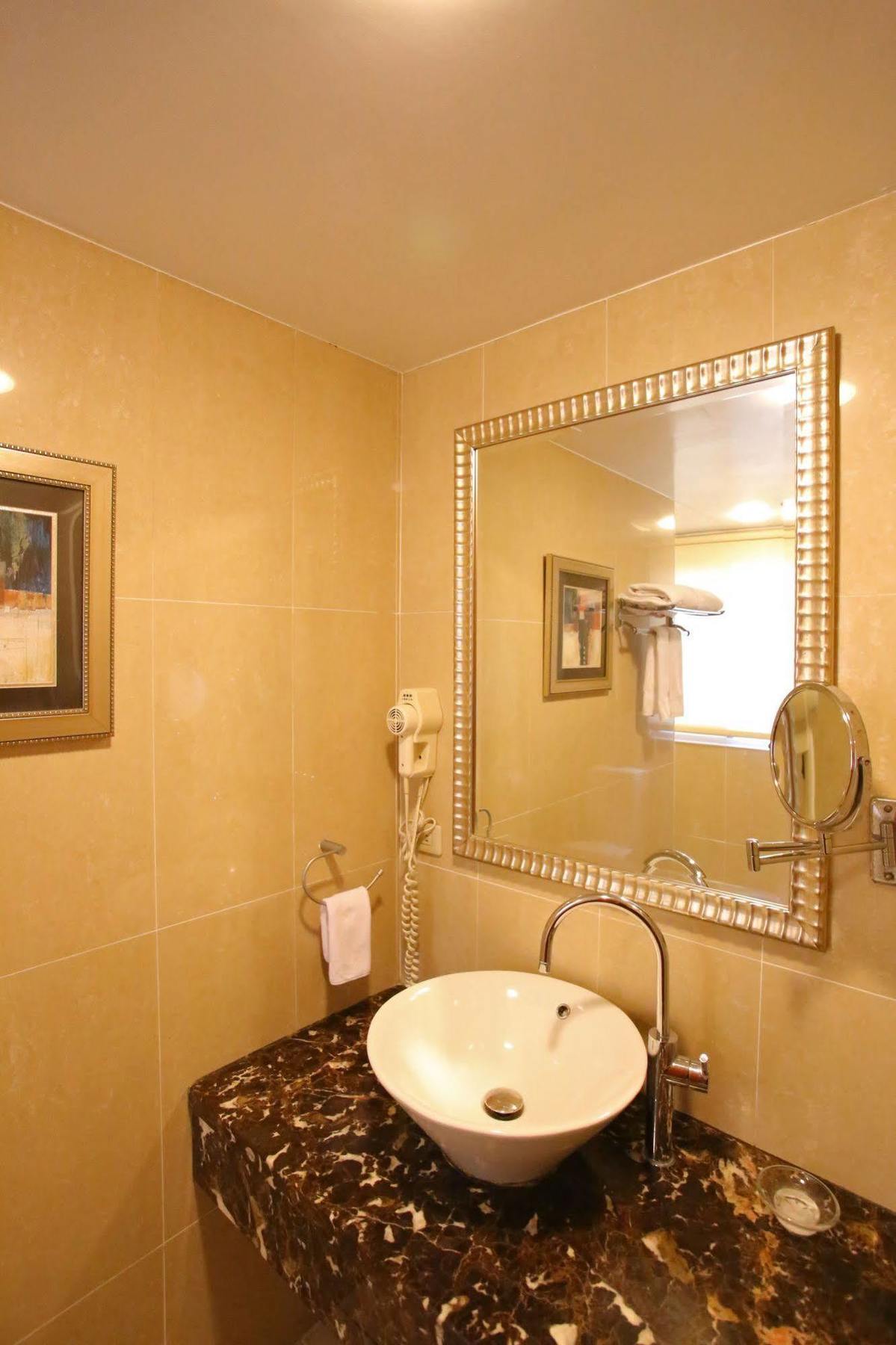 Elegance Hotel Tajpej Buitenkant foto